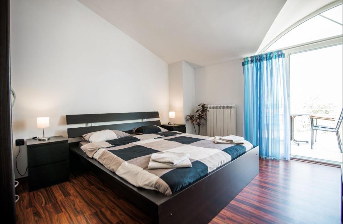 Filip - Private Pool & Gym Pula