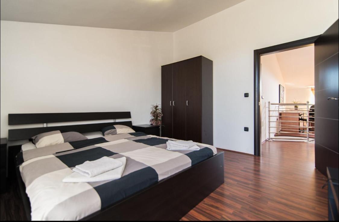 Filip - Private Pool & Gym