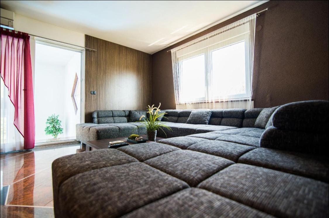 Filip - Private Pool & Gym *