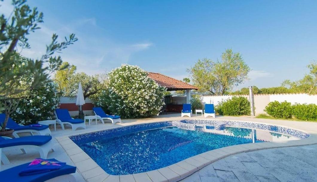 Filip - Private Pool & Gym Pula