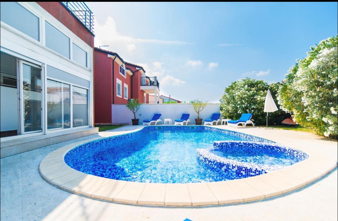 Filip - Private Pool & Gym