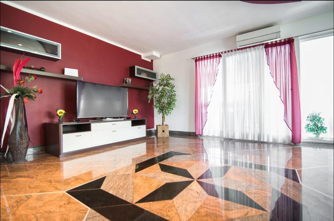 Filip - Private Pool & Gym Pula