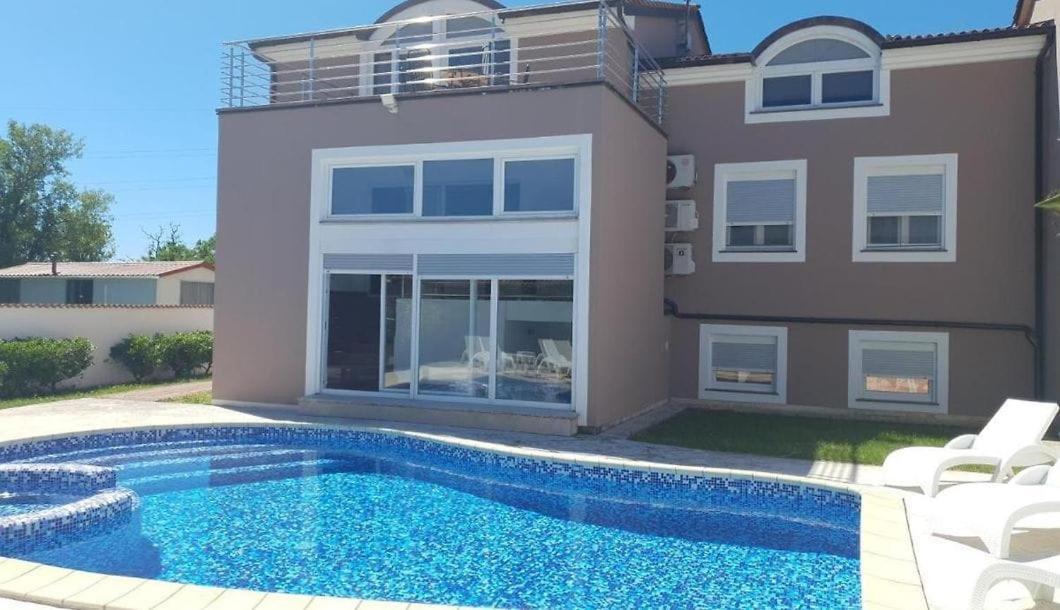 Filip - Private Pool & Gym *