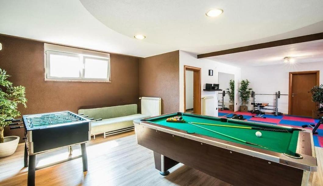 Filip - Private Pool & Gym Vila Pula