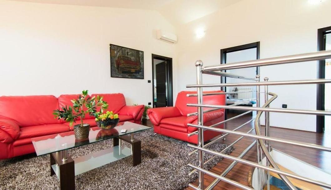 Filip - Private Pool & Gym