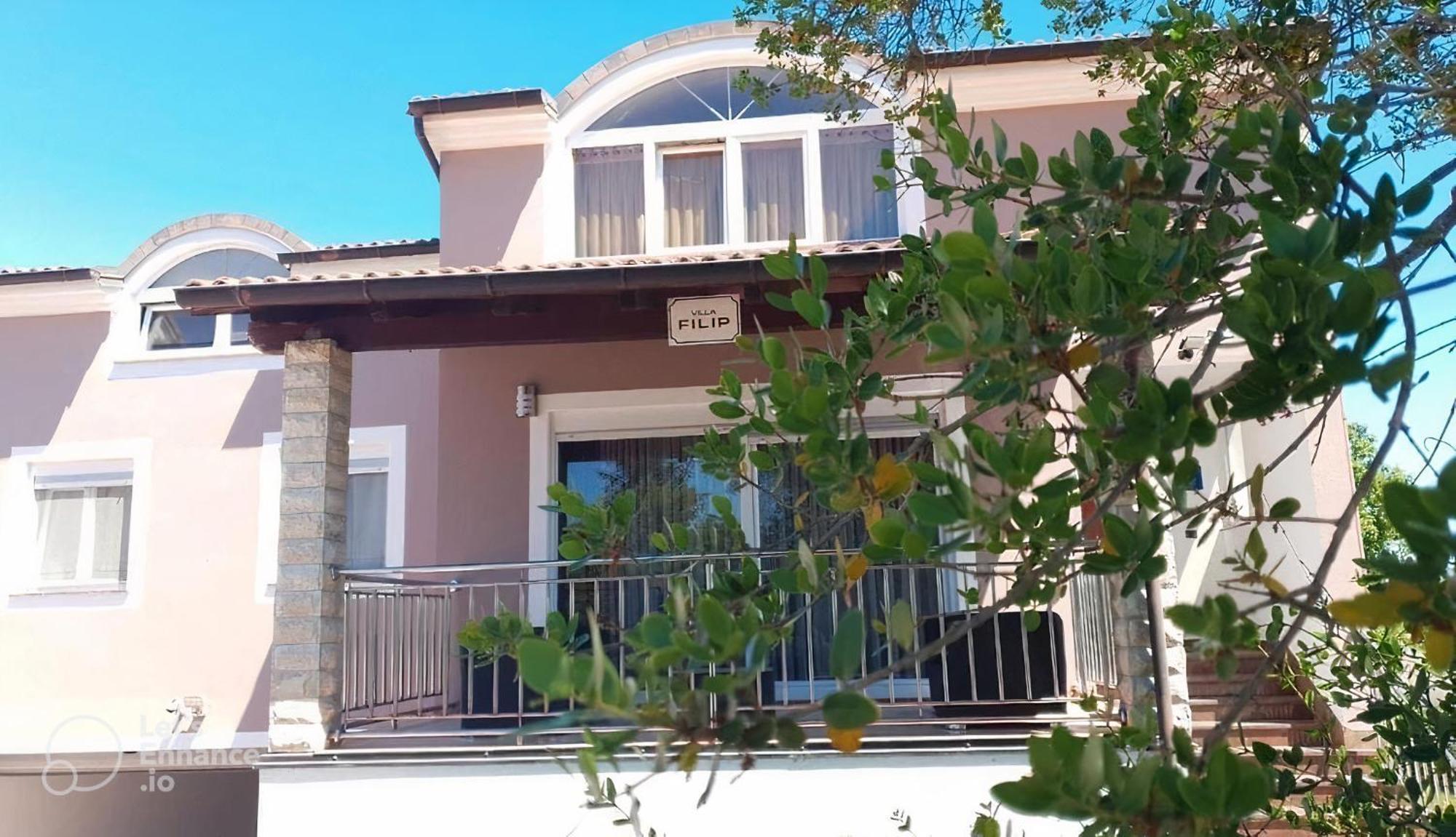 Filip - Private Pool & Gym